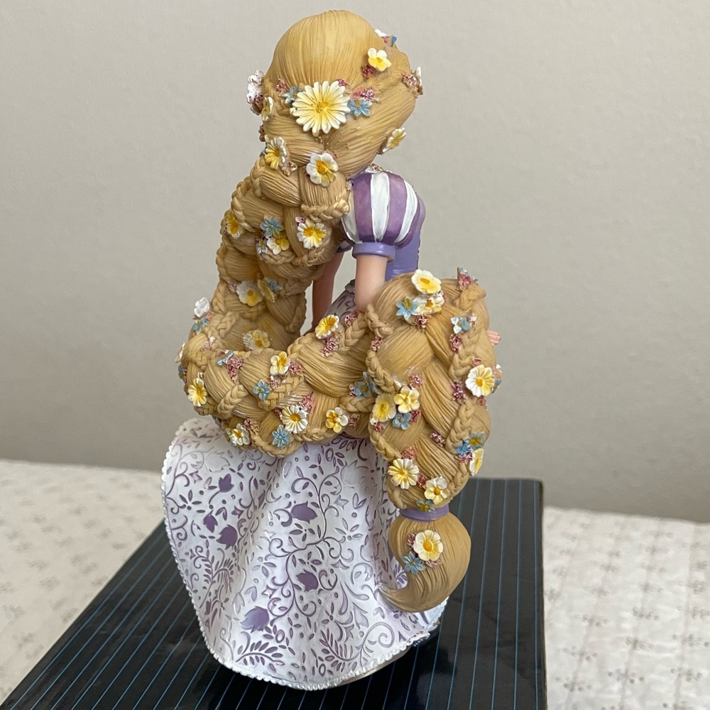 Enesco Disney Showcase Rapunzel Figurine, 8" Couture de Force - Picture 4 of 9